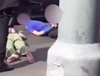 Σοκαριστικό βίντεο δείχνει αστυνομικούς να «κολλούν» τα όπλα στα κεφάλια ανήλικων (βίντεο)